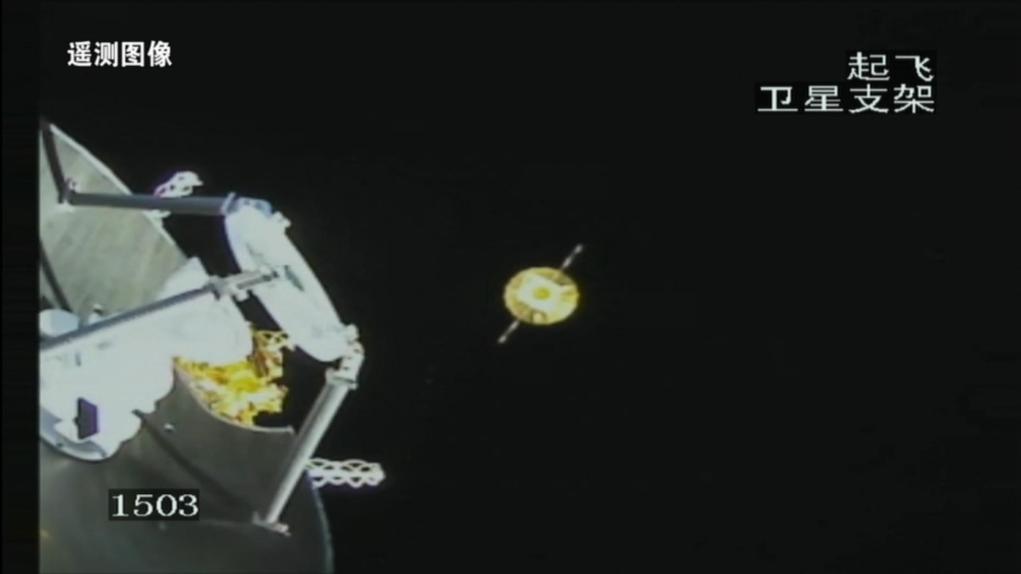 2024年3月20日，新城八号运载火箭卫星支架相机拍摄成像。鹊桥二号中继星与运载火箭成功分离，太阳翼及伞状天线顺利展开，图像左侧为天都试验星。（国家航天局供图）
